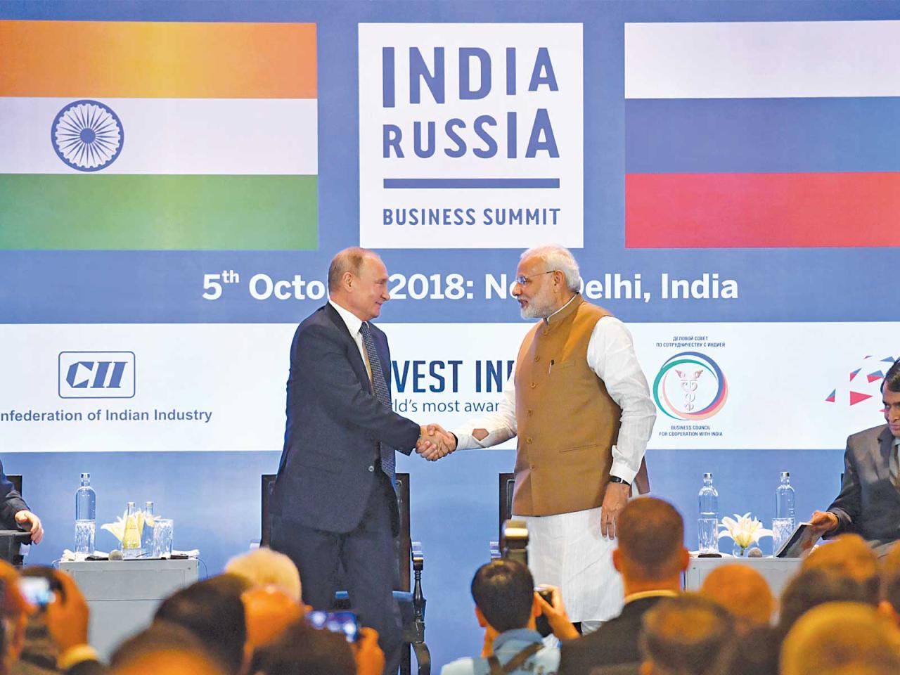 بوتين يصافح مودي خلال جلسة الأعمال الروسية - الهندية في نيودلهي أمس  (رويترز)