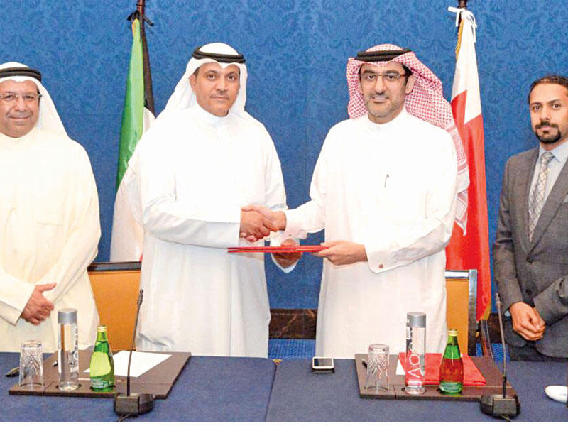 الأذينة والقائد خلال توقيع مذكرة التفاهم