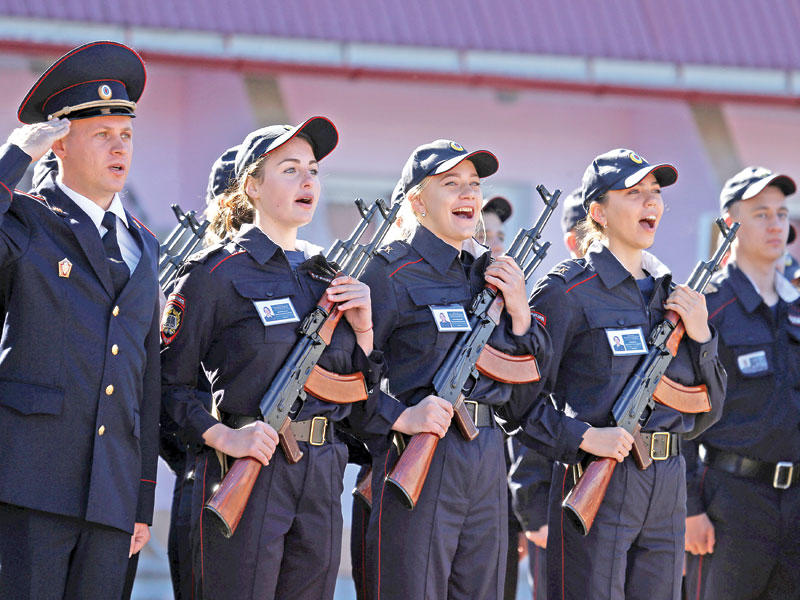 مجندات روسيات في عامهن الأول من الدراسة في جامعة كراسنودار العسكرية في مدينة ستافروبول أمس      (رويترز)