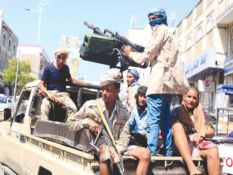 عناصر من الجيش الوطني اليمني في تعز أمس (رويترز)