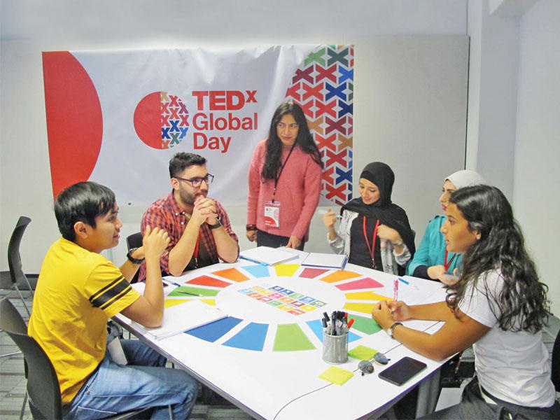 جانب من الطلبة خلال مشاركتهم في الورشة