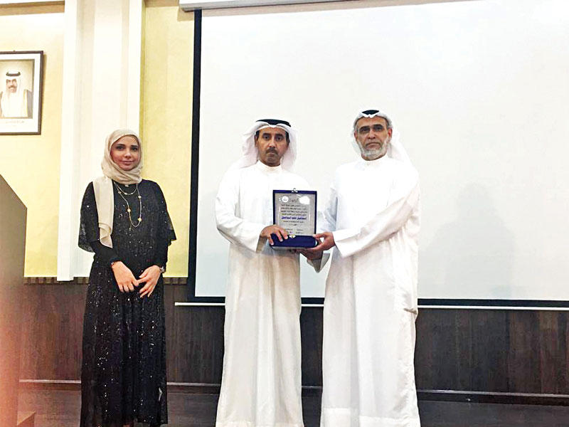 الرميضي يكرم أسامة إسماعيل الفهد 