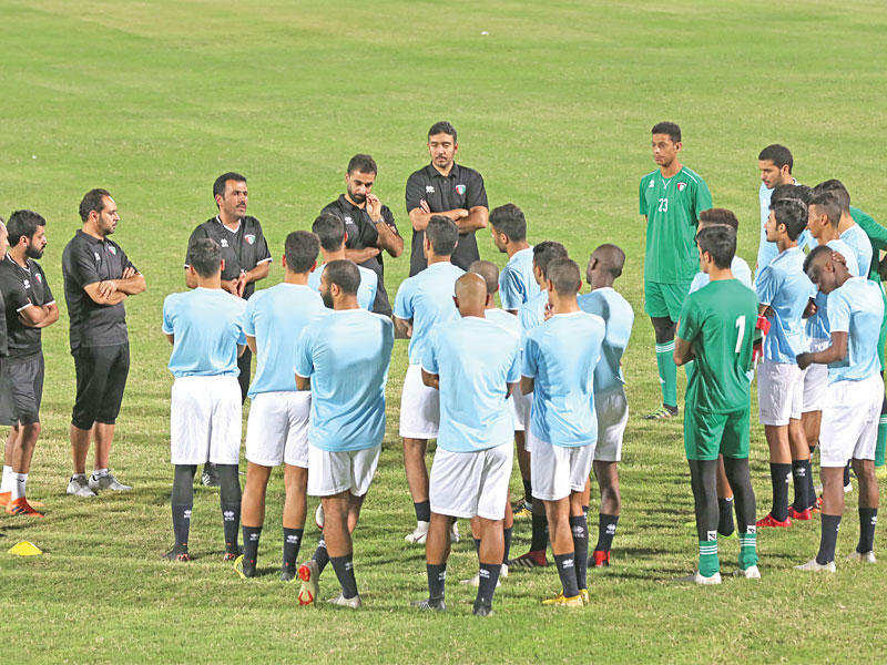 الهاجري يوجه اللاعبين قبل التدريب     (تصوير جورج رجي)
