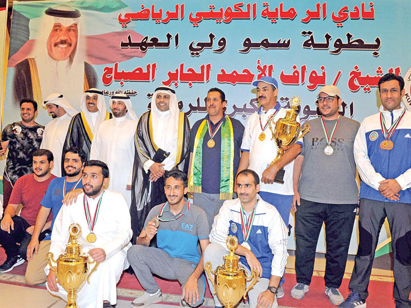 الجبري يتوسط الأبطال الفائزين