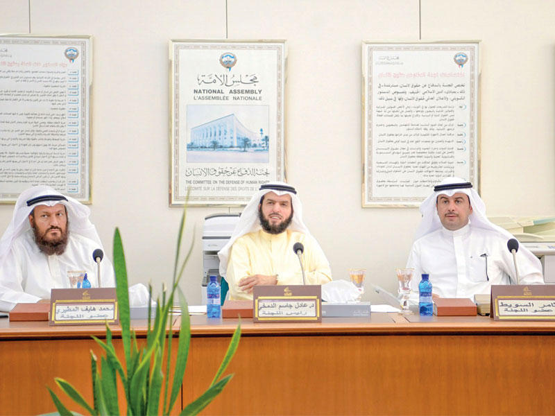 الدمخي متوسطاً هايف والسويط في اجتماع اللجنة أمس