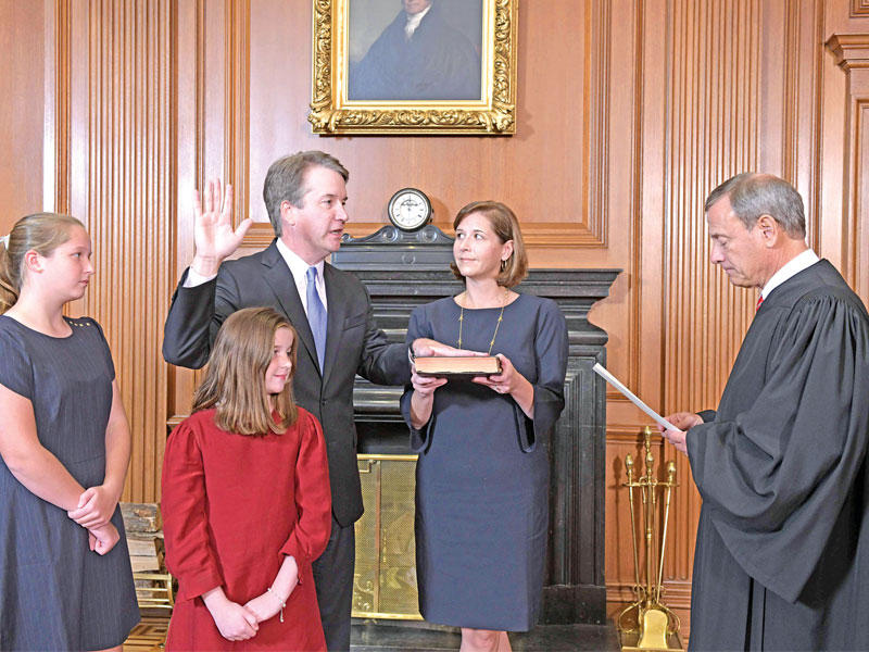 كافانو يؤدي اليمين أمام كبير القضاة الأميركيين عضواً بالمحكمة العليا أمس الأول في واشنطن (أ ف ب)