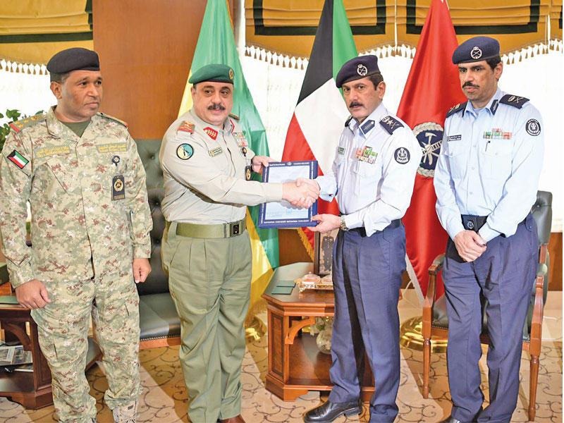 المكراد يسلم شهادة الترخيص إلى الرفاعي