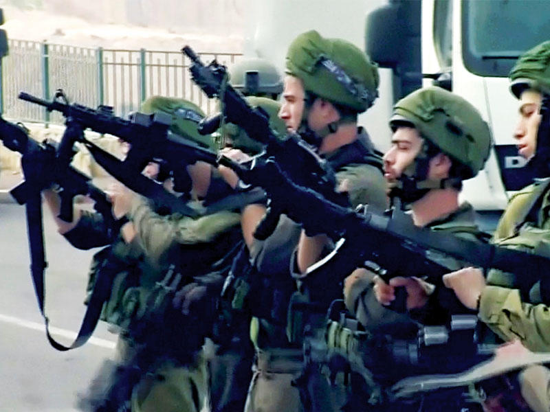 قوة اسرائيلية في موقع الهجوم بالمنطقة الصناعية في بركان أمس   (رويترز)