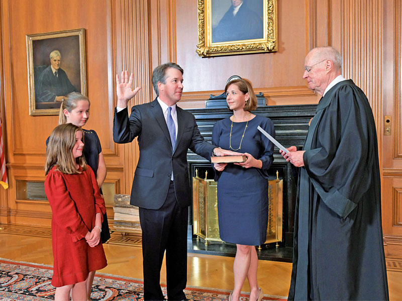 كافانو يؤدي اليمين أمام كبير القضاة الأميركيين أمس الأول (أ ف ب)