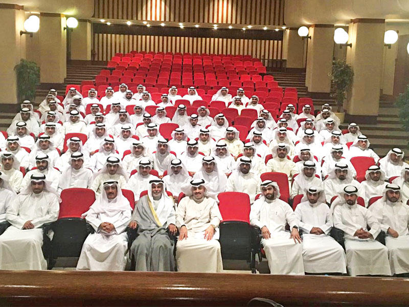 المطاوعة يتوسط وكلاء النائب العام عقب أداء اليمين أمس