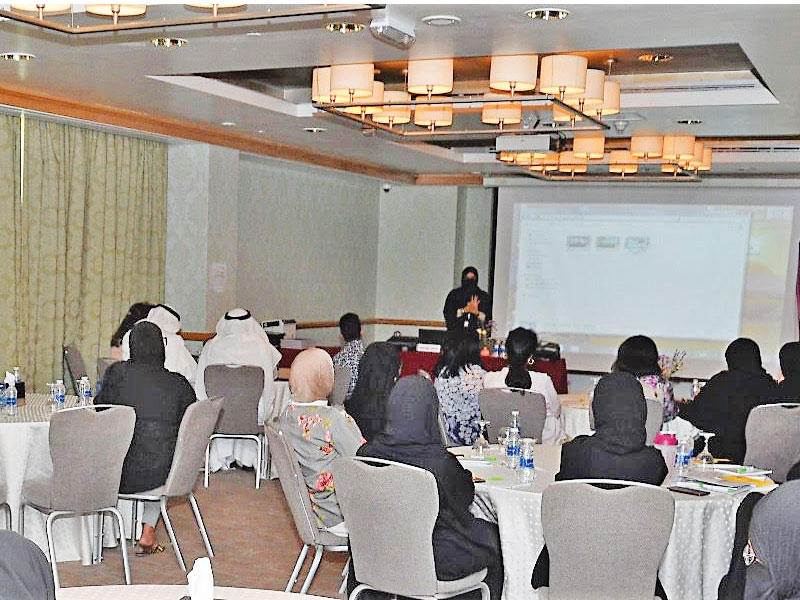 جانب من الحضور في دورة التوعية الاستباقية للإساءة والعنف