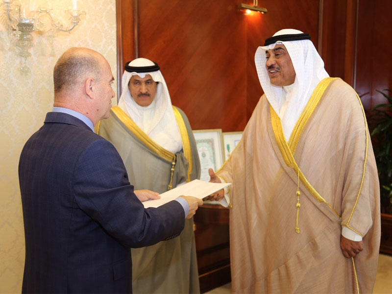 الشيخ صباح خالد الحمد الصباح رئيس مجلس الوزراء بالإنابة ووزير الخارجية يتسلم نسخة من أوراق اعتماد سفير كرواتيا الجديد لدى الكويت السفير عامر موهاريمي