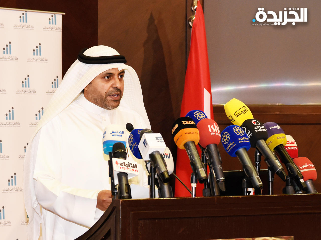 وزير الإعلام ووزير الدولة لشؤون الشباب محمد الجبري خلال اللقاء المفتوح الذي أقامته وزارة (الشباب)