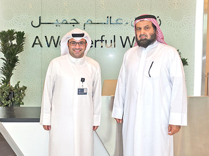 عبدالله العنزي أثناء تسلم الجائزة