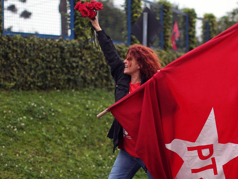 مؤيدو الرئيس البرازيلي السابق  لويس إيناسيو لولا دا سيلفا ، ينتظر وصول مرشح حزب العمال ، فيرناندو حداد