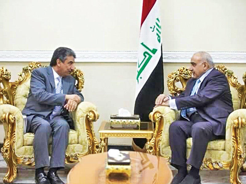 عبدالمهدي مستقبلاً السفير سالم الزمانان أمس الأول (كونا) 