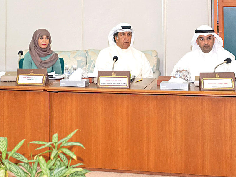 الحجرف وممثلو «التأمينات» في اجتماع سابق