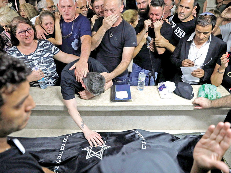 بكاء ونحيب خلال جنازة لتشييع جثمان إسرائيلي قتل برصاص فلسطيني أمس الأول قرب تل أبيبt (رويترز)