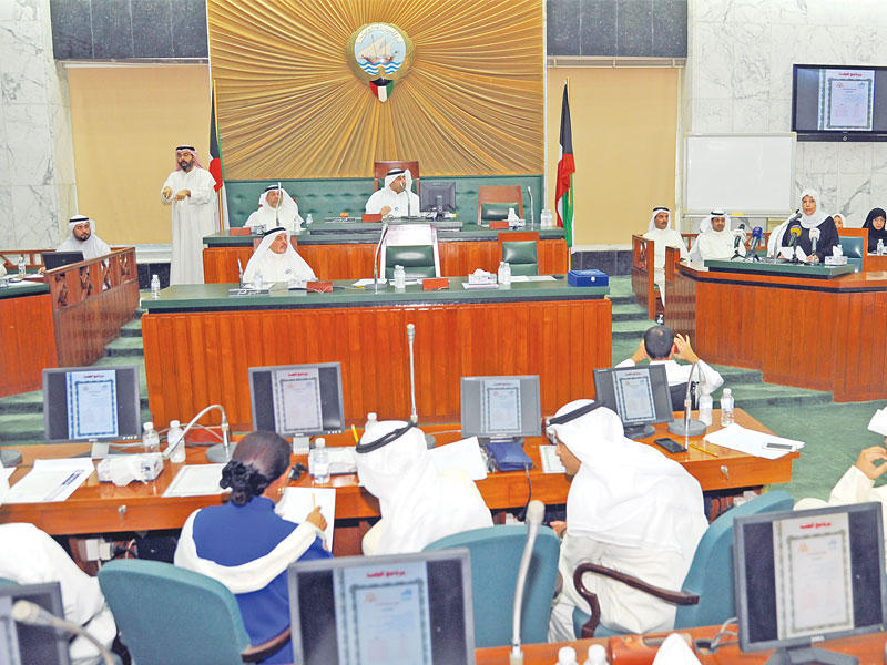 جانب من جلسة البلدي لبحث شؤون المعاقين أمس