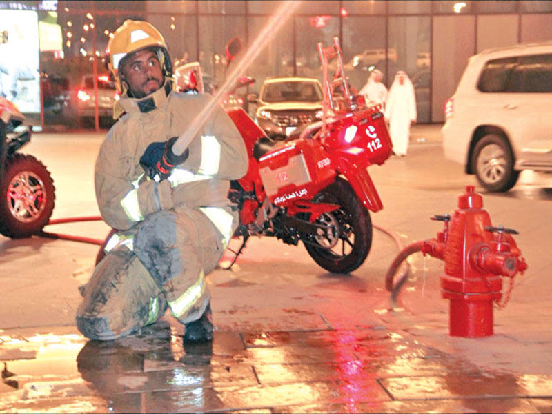 إطفائي دراج يكافح إحدى الحرائق