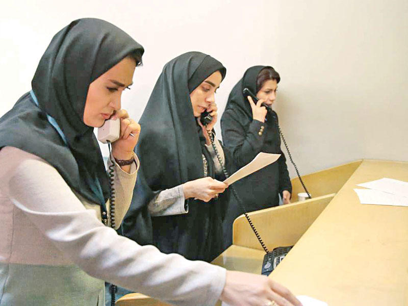 صحافيات إيرانيات في مقر مجلس الشورى بطهران خلال جلسة مغلقة انعقدت أمس       (إرنا)