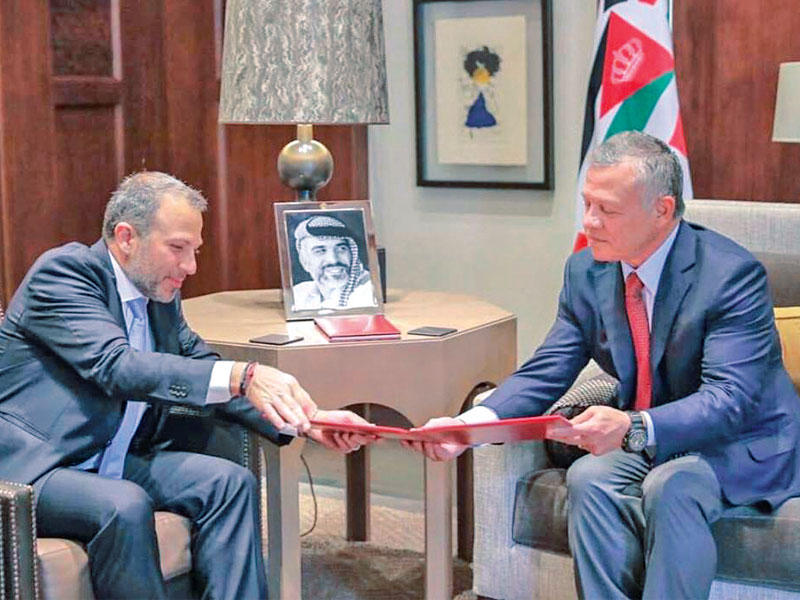 العاهل الأردني مستقبلاً باسيل في عمان أمس 