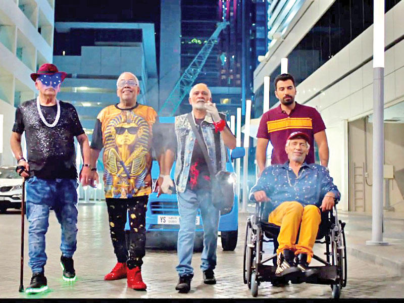 الفرج يتوسط أبطال فيلم «شباب شياب»