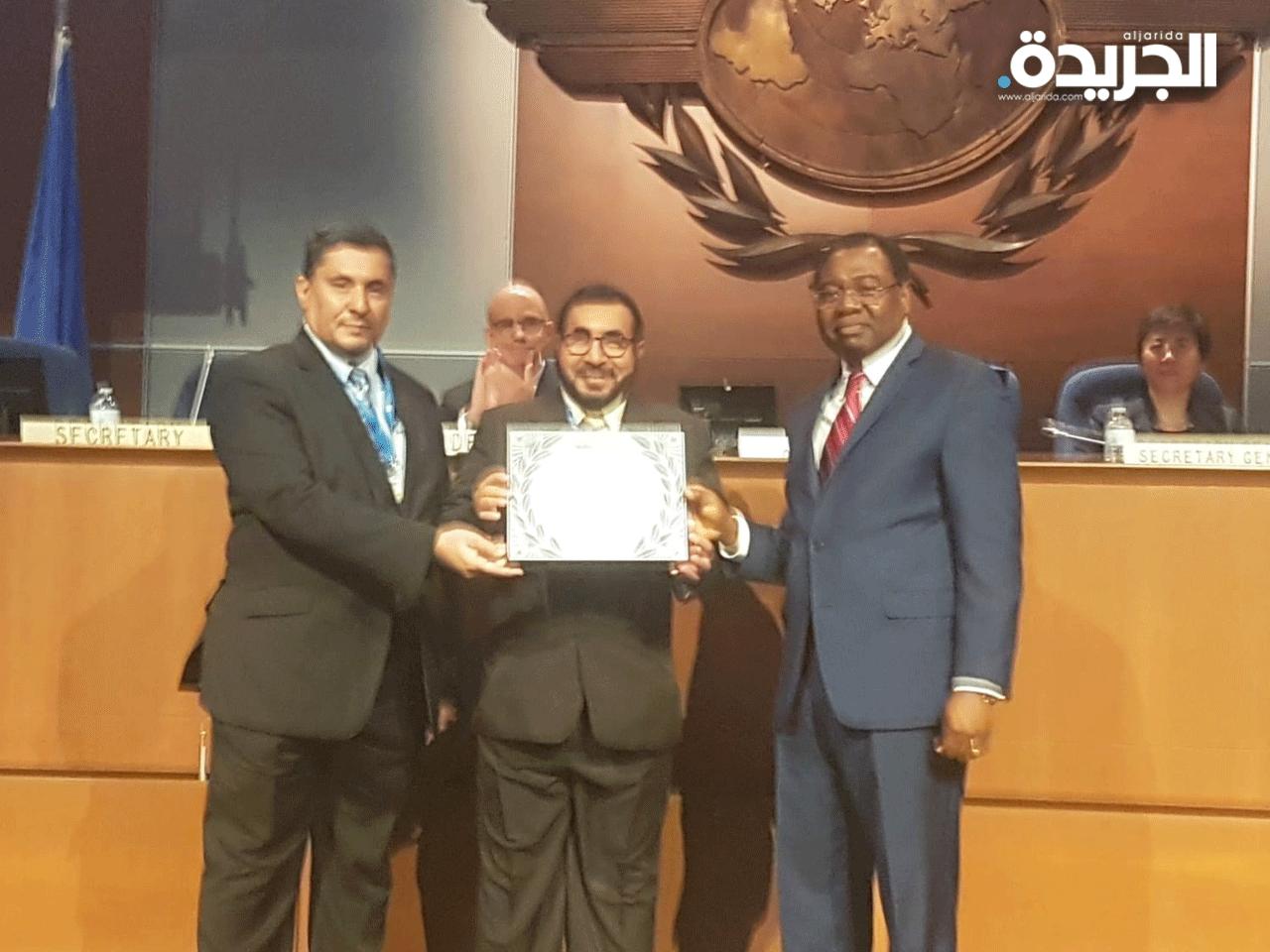 جانب من تسليم الشهادة التكريمية إلى المهندس يوسف الفوزان والمهندس شاهين الغانم