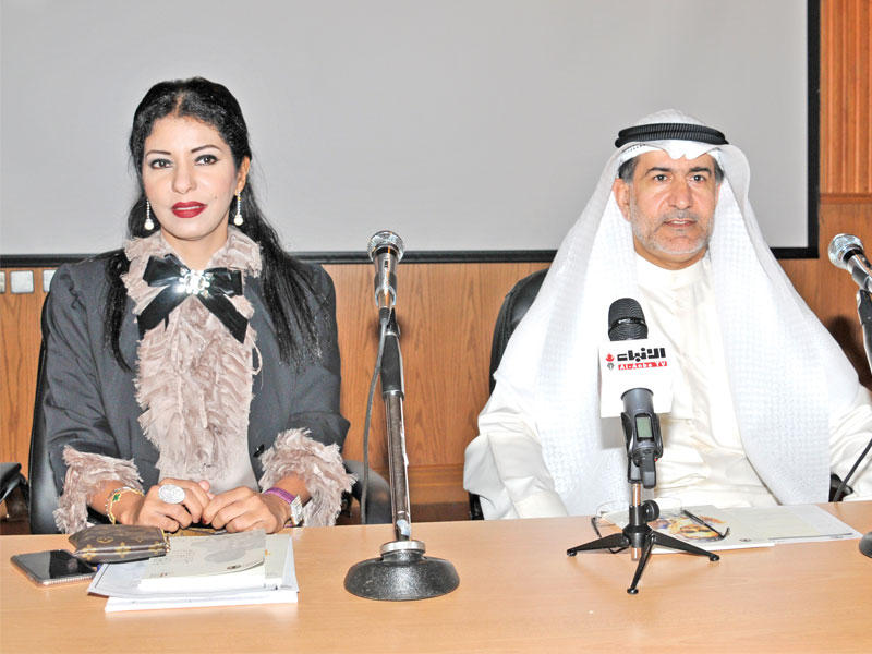 عيسى الأنصاري وفاطمة الحسينان أثناء المؤتمر