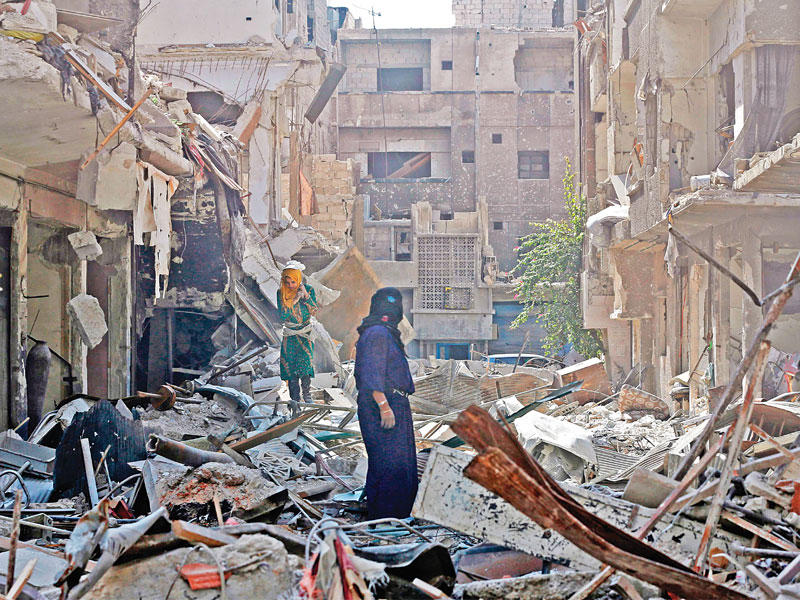 الدمار الذى سببته الحرب في مخيم اليرموك قرب دمشق   (أ ف ب)