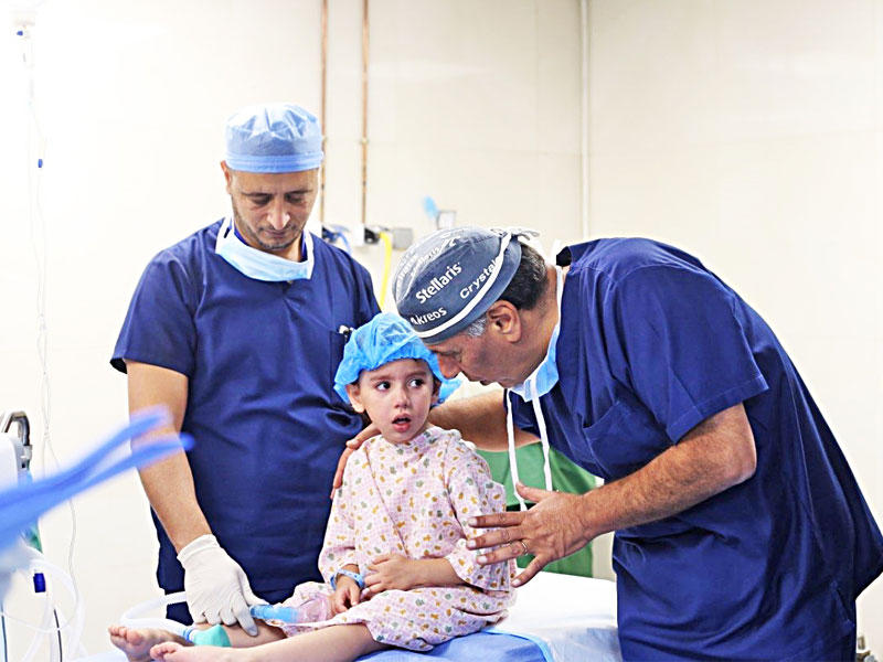 الفريق الكويتي يقدم الرعاية الطبية لطفل سوري