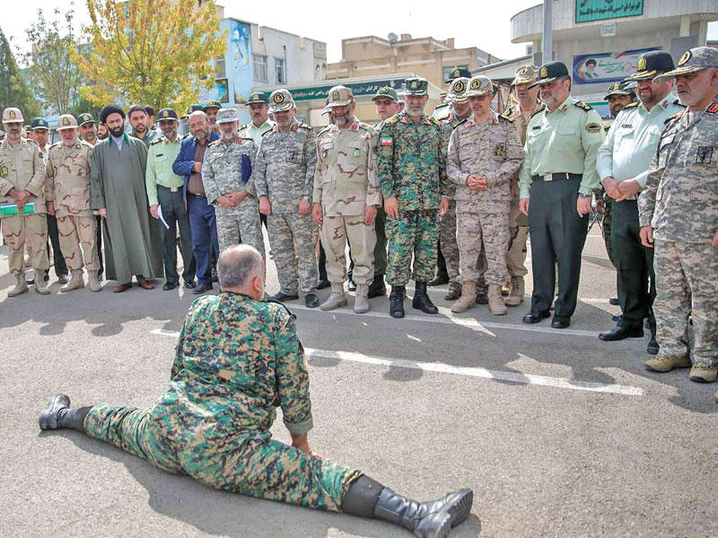 رئيس أركان القوات الإيرانية اللواء محمد باقري خلال جولة تفقدية للقوات بمدينة كرمنشاه أمس (إرنا)