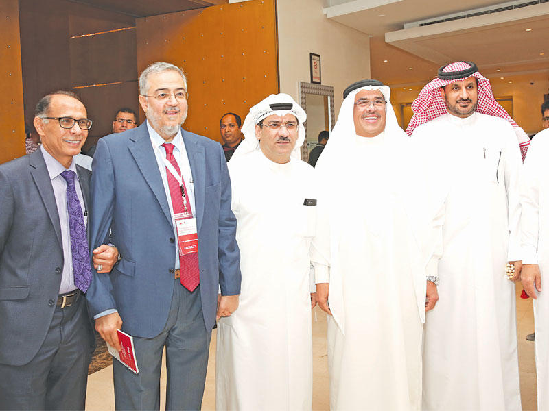 رضا وزبيد يتوسطان المشاركين في المؤتمر