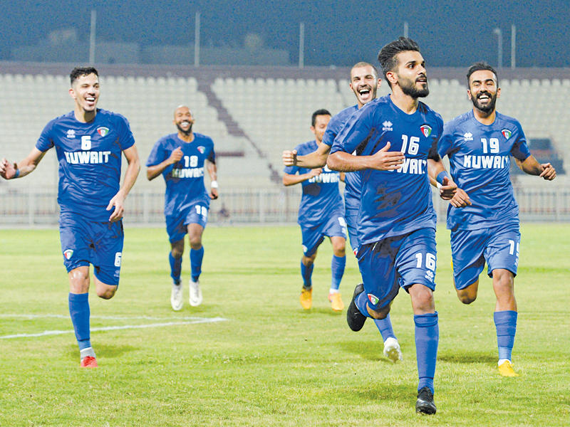 فيصل زايد يحتفل وزملاؤه بهدف الفوز على لبنان (تصوير نوفل إبراهيم)