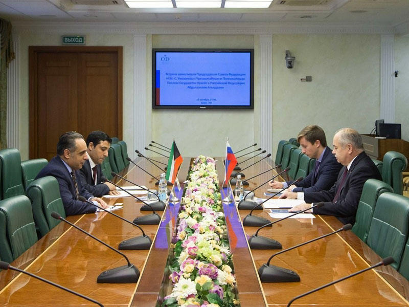 سفير الكويت لدى روسيا عبد العزيز العدواني خلال اجتماعه مع نائب رئيس المجلس الفيدرالي الياس اوماخانوف