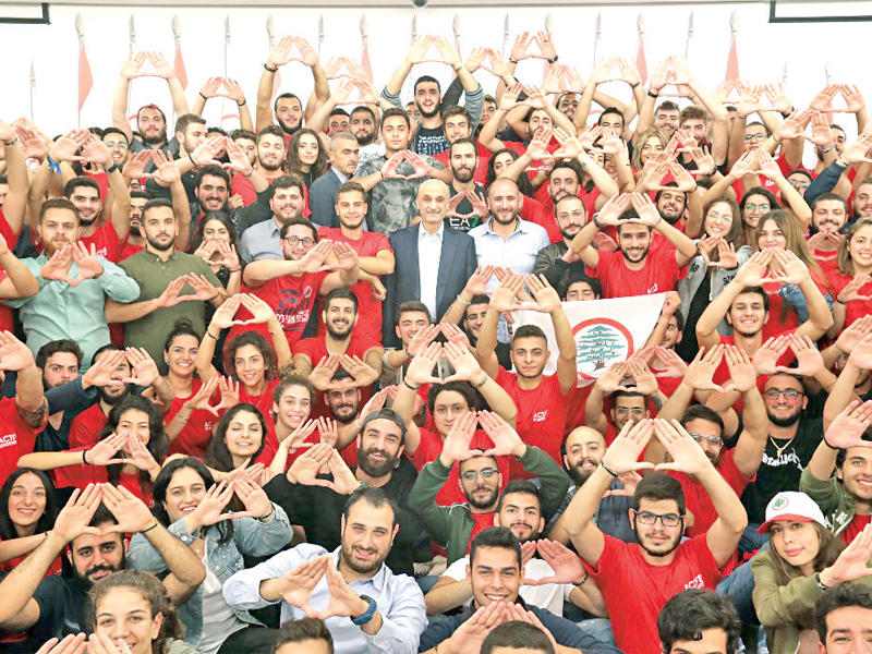 جعجع مع طلاب «القوات» في معراب أمس الأول (الوكالة الوطنية)