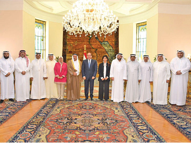 السيسي متوسطاً أعضاء وفد الصحافة الكويتية 