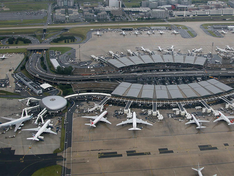 مطار شارل ديغول باريس الذي تم تصميمة من قبل المهندس المعماري الفرنسي بول أندرو