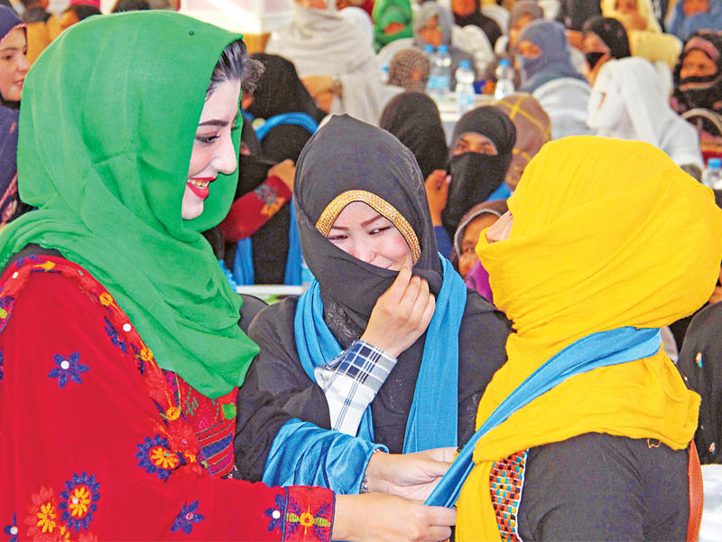 مرشحة أفغانية للبرلمان تتحدث لإحدى مؤيداتها في تجمع بهلمند أمس الأول (إي بي إيه)