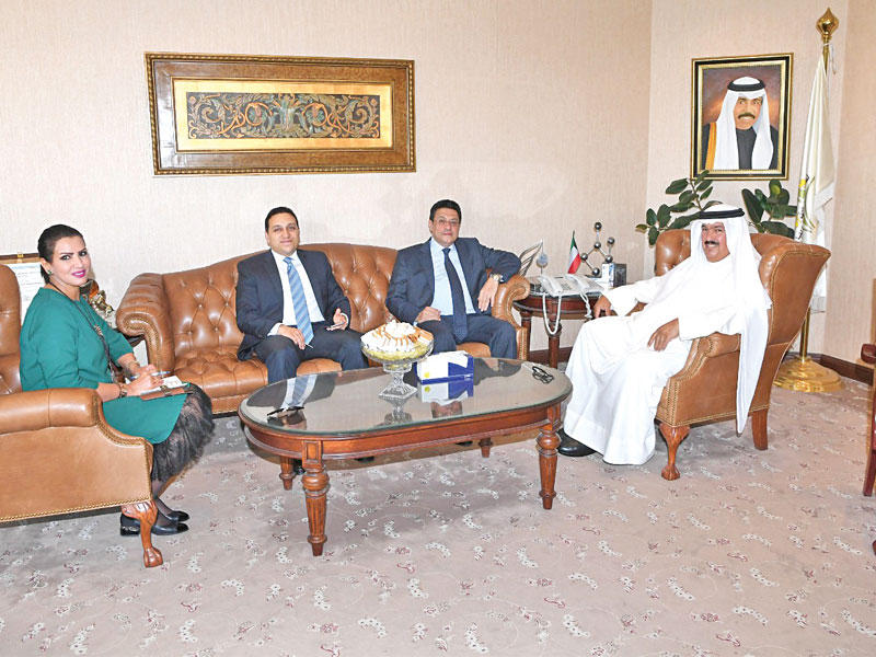 المضف خلال استقباله السفير المصري