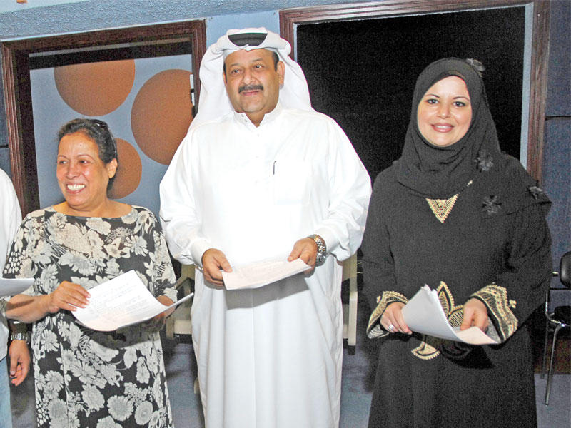 عبدالعزيز جاسم متوسطاً حياة الفهد وعبير الجندي 