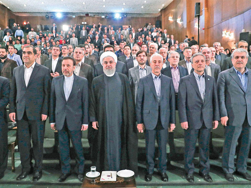 روحاني متوسطاً الحضور خلال حفل انطلاق العام الأكاديمي في طهران أمس (أ ف ب)