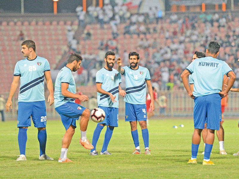 منتخب الكويت في عملية إحماء قبل لقاء لبنان