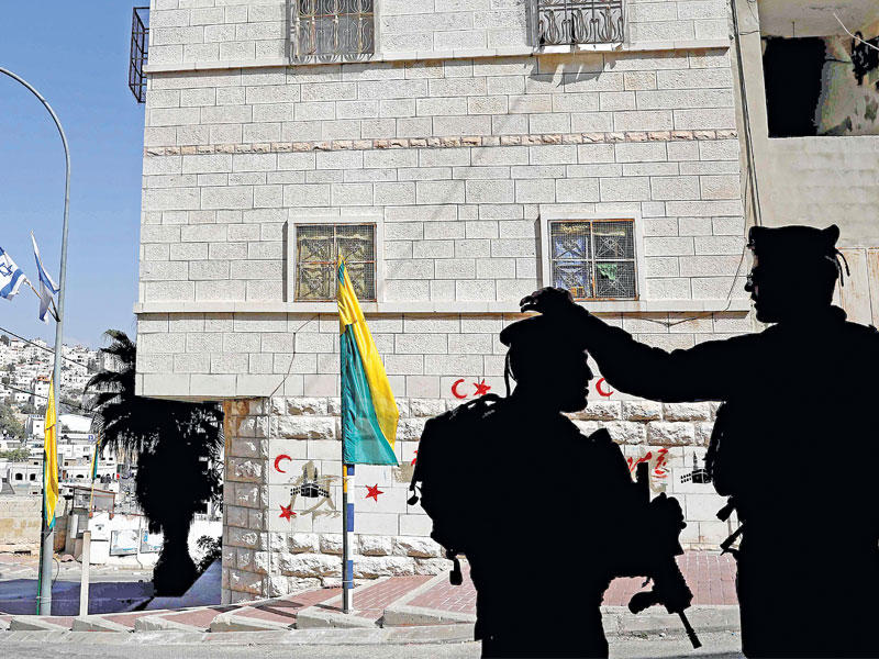 جنديان إسرائيليان في مدينة الخليل المقسمة في الضفة أمسt(أ ف ب)