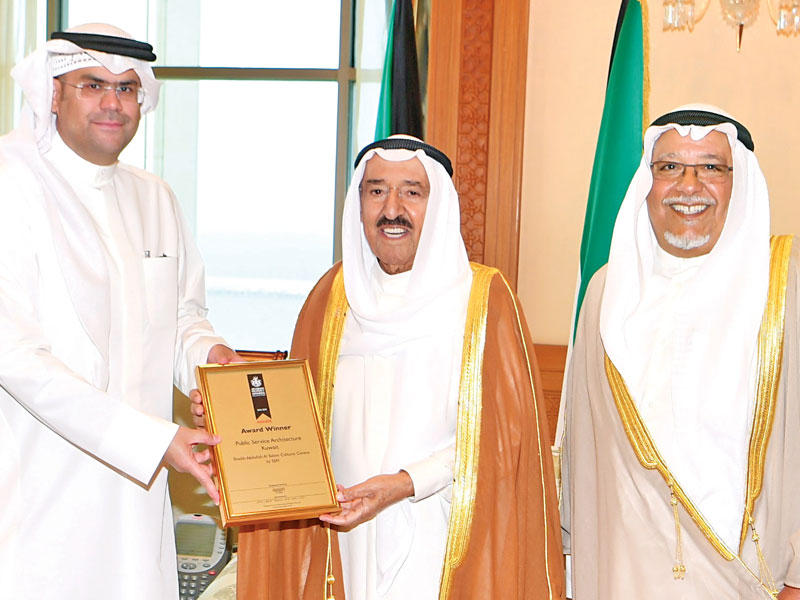  الأمير مستقبلاً وزير الديوان وإسحق