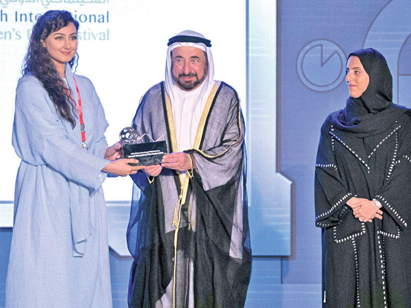 القاسمي مكرماً هيفاء حسين