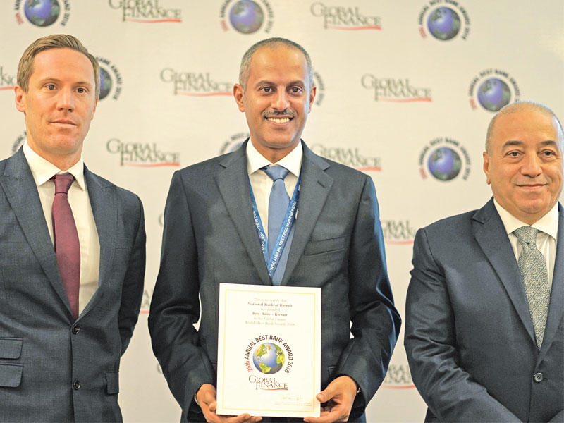 سليمان المرزوق وجورج ريشاني خلال تسلّم الجائزة