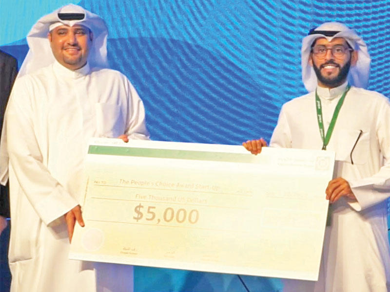 يوسف الرويح مسلِّماً الجائزة لصاحب تطبيق «سكراب» 