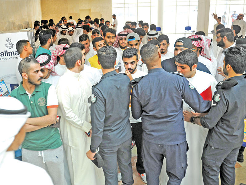 جانب من الحضور الطلابي أمام مواقع التصويت في وجود رجال الأمن «تصوير عوض التعمري»