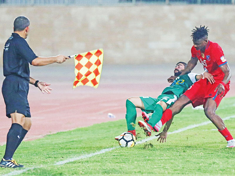 صراع من أجل الاستحواذ على الكرة (تصوير جورج رجي)